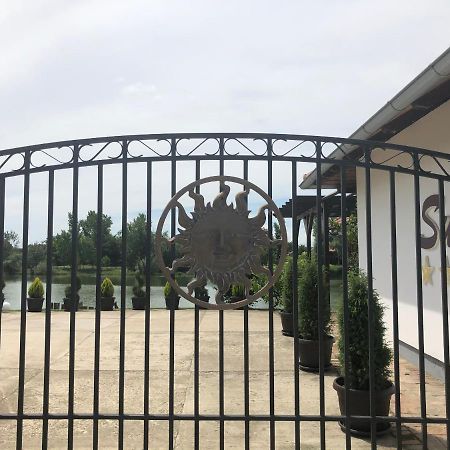 Vila Sunce Morović Екстериор снимка